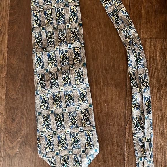 Tan Men’s tie T.G.I.F casual wear - Picture 2 of 2